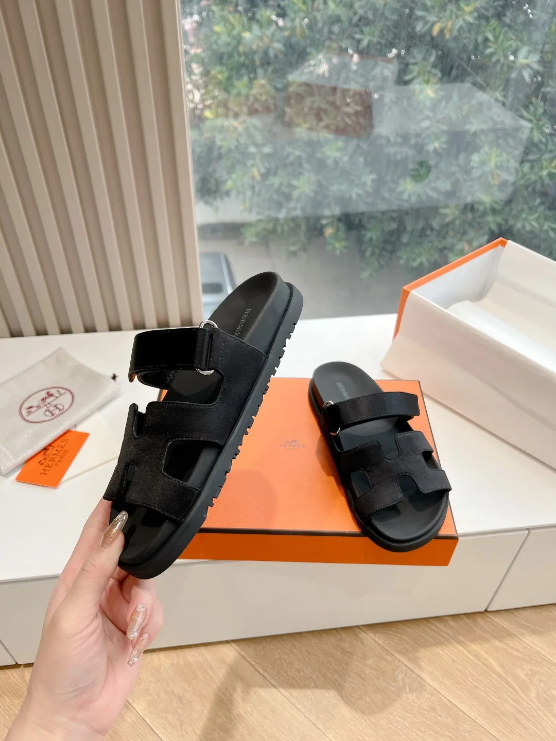 👟👟Ex-factory price 440👟👟 (Top version) H family 2024 spring and summer new style HERMES Hermes' recently popular couple's shoes, pig nose angle sandals and slippers, paired with various colorful socks, very trendy. Upper lining: imported original leather. Outsole: non-slip and wear-resistant outsole. Size: female 35-42 (40/42 non-returnable and non-exchangeable) Men’s size: 39-45 (45 is non-refundable and non-exchangeable)